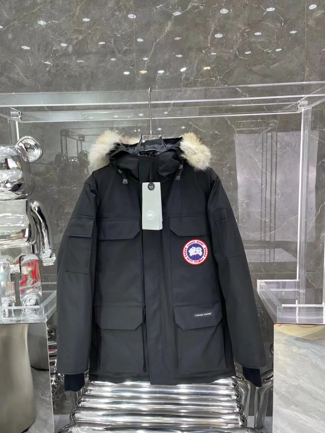 P840 Top version, original top quality Canadian brand Canada Goose has always been recognized as the warmest down jacket. Various Instagram celebrities, Internet celebrities, and celebrities often wear it for street photos. I do Canada Goose every year, but I still can’t get rid of my love for the geese. No matter how cold the weather is, there is no need to be afraid, because there are geese! ! The fur collar is made of top-grade imported coyote fur, which is not comparable to most of the loose and soft raccoon fur and fake fur on the market. The delicate and firm feel of the natural Siberian coyote fur collar is the sense of life that comes from the erosion of wind and frost in nature. The fur collar is removable! Filled with 90% white duck down, Canada Goose is the legendary warmest down jacket and is known as a must-have for Arctic outdoor sports! The most popular down jacket in the world, celebrities are rushing to buy it, it is a must-have! Same style for men and women Size: XS to XXXL Ready in stock😍😍